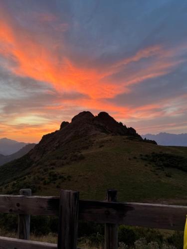 a view of a mountain with a sunset at Hotel Boutique Albussanluis in Muriedas