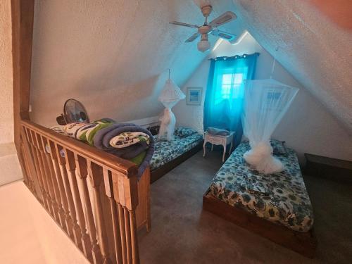 Ένα ή περισσότερα κρεβάτια σε δωμάτιο στο LA VILLA OUF - VUE SUR LE DIAMANT, St-Anne