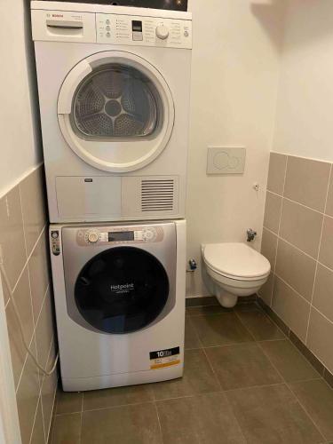 La salle de bains est pourvue d'un lave-linge et d'un sèche-linge. dans l'établissement Appartement 3 pièces avec parking 8 people, à Saint-Ouen