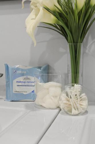 a vase with a flower and a bag of dumplings at Cheerful 5-bedroom w/Screened Patio, Sleeps 10 in the heart of Fremont! in Fremont