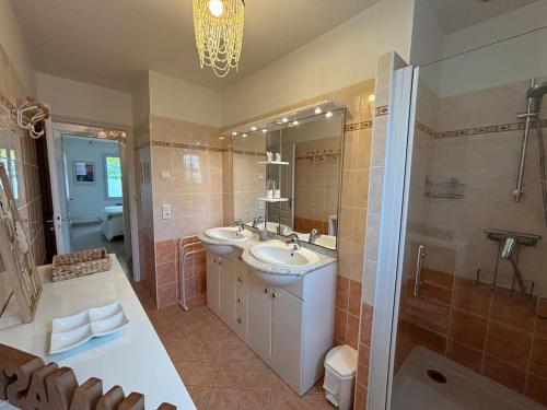 une salle de bain avec deux lavabos et une douche dans l'établissement Coco Sardine, à Saint-Gilles-Croix-de-Vie