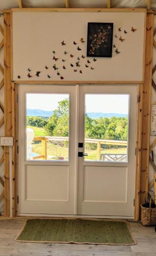 Μπαλκόνι ή βεράντα στο Magical-Upscale-Yurt-Private-View-Hot Tub-Fire Pit