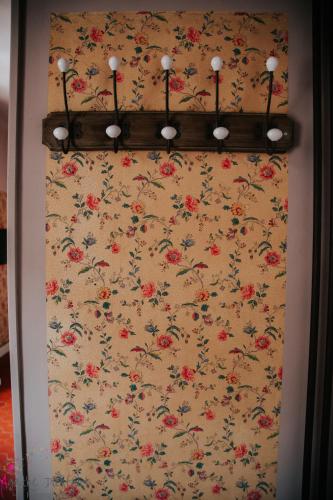 a wall with a flowery wallpaper on a wall at Hôtel particulier des Jasmins in Le Bar-sur-Loup