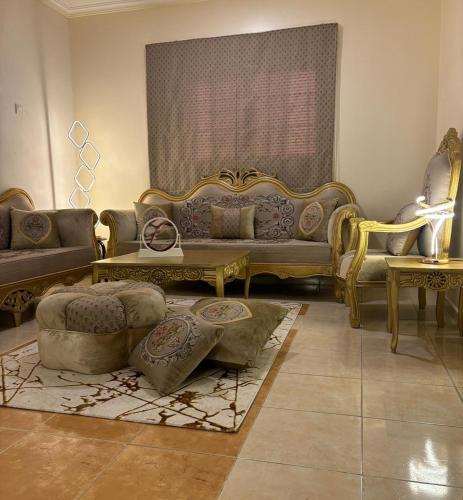 a living room with a couch and a table at فيلا العزيزيه - الخبر in Al ‘Azīzīyah