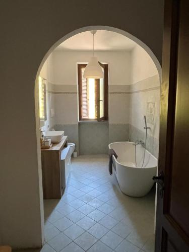 a bathroom with a tub and two sinks and a bath tub at Casa di Farfa in Castelnuovo di Farfa