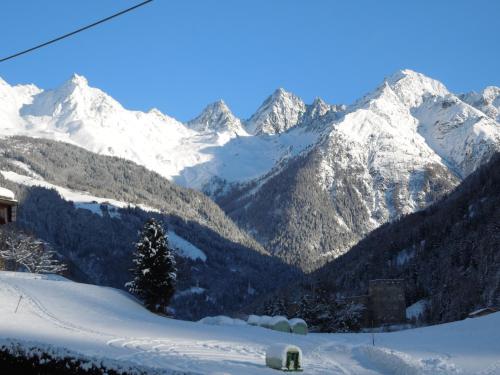 a snowy mountain range with snow covered mountains at Möslehof in Kauns