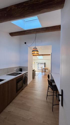 une cuisine avec un évier et une cuisinière four supérieur dans l'établissement Le Granier location, à Robion