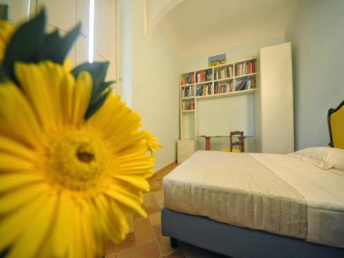 um quarto com uma cama e uma flor amarela em Luisia em Florença