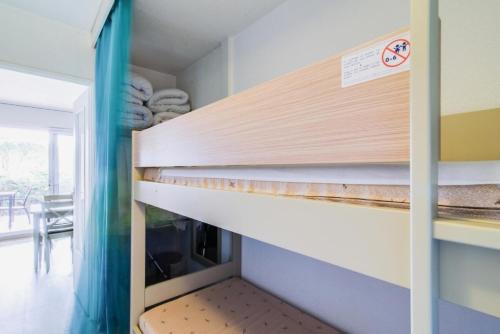 Cette chambre comprend un dressing avec des étagères. dans l'établissement Résidence Saint-Raphaël Valescure - maeva Home - Studio 4 Personnes - Sélection MAE-4651, à Valescure