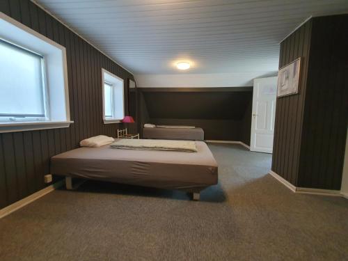 a bedroom with two beds and a window at Nordborg Værelser Hejnsvi in Hejnsvig