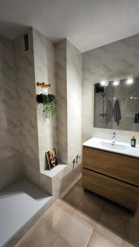 a bathroom with a sink and a bath tub and a sink at El Mirador dels Ports in Paúls