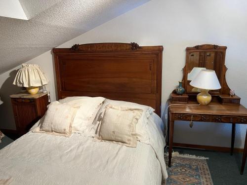 - une chambre avec un lit avec des draps blancs et 2 lampes dans l'établissement Appartement 6 personnes, à Isola