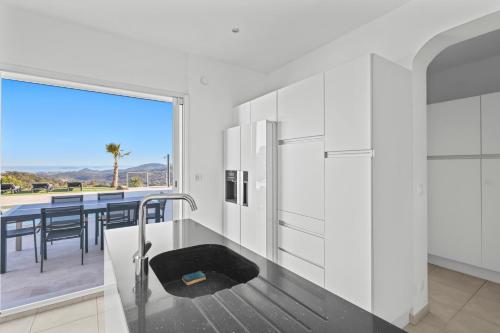 Fotografie z fotogalerie ubytování Superbe Villa avec vue mer sur baie de Cannes v destinaci Les Adrets de l'Esterel