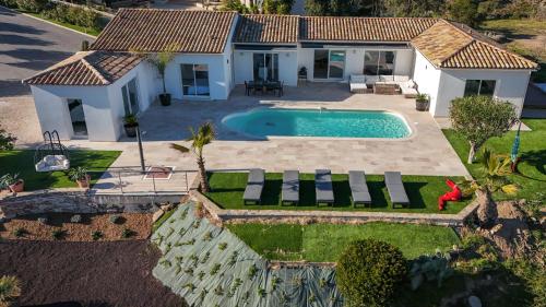 Bazén v ubytování Superbe Villa avec vue mer sur baie de Cannes nebo v jeho okolí