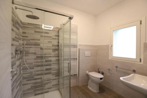 a bathroom with a shower and a toilet and a sink at Agriturismo Villa San Marco in Montefelcino