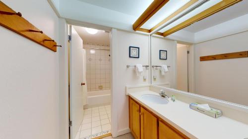 Ένα μπάνιο στο Wildflower Condo 662 - 2 Bedrooms