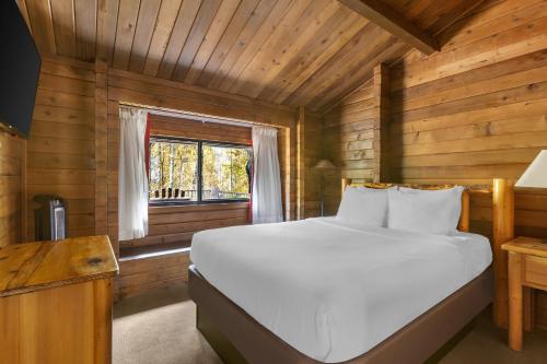 Postel nebo postele na pokoji v ubytování Kohl's Ranch Lodge