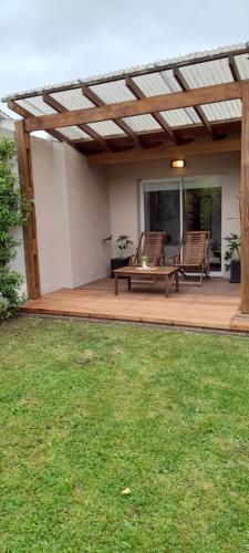 マル・デル・プラタにあるCasa Lapridaのパティオ(椅子2脚、デッキ上のベンチ付)