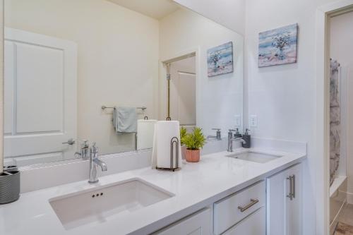 特雷西Newly Built Tracy Home with Backyard and Pool Access!的配有两个水槽和一面大镜子的浴室
