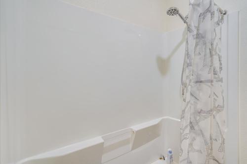Un baño de Newly Built Tracy Home with Backyard and Pool Access!