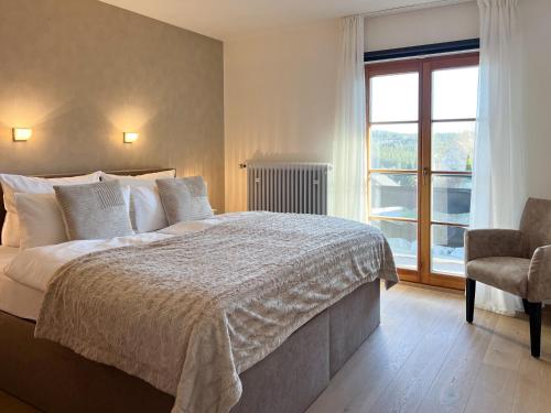 En eller flere senge i et værelse på Grand Apartment mit Titisee-Blick - Villa Hubertus