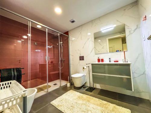 a bathroom with a shower and a toilet and a sink at Bragança Holiday Home new apartment with 2 bedrooms private parking in Bragança