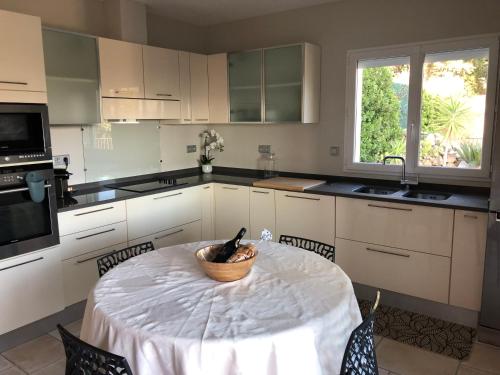 une cuisine avec une table avec un bol dessus dans l'établissement Bella vista, à Lumio