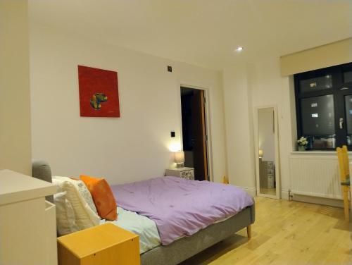 Postel nebo postele na pokoji v ubytování Fantastic location Ensuite luxury Shoreditch Hoxton spitalfields Liverpool st London Bridge city 2 Room only luxury Doubles for 5 guests