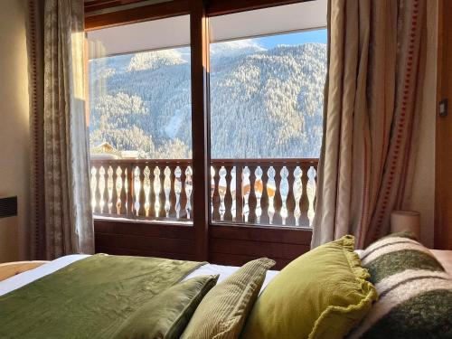 - une chambre avec une grande fenêtre offrant une vue sur la montagne dans l'établissement Appartement Chez Jean - 3 pièces - Champagny-en-Vanoise - La Plagne, à Champagny-en-Vanoise