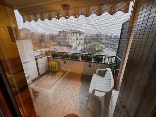 a balcony with a bench and a view of a city at Casa Vizz in Melegnano