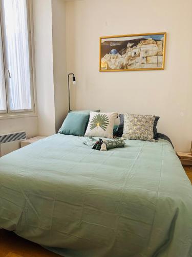 - une chambre avec un grand lit et une couette verte dans l'établissement New ! Charmant spacieux 2p Vieux-Nice calme, à Nice