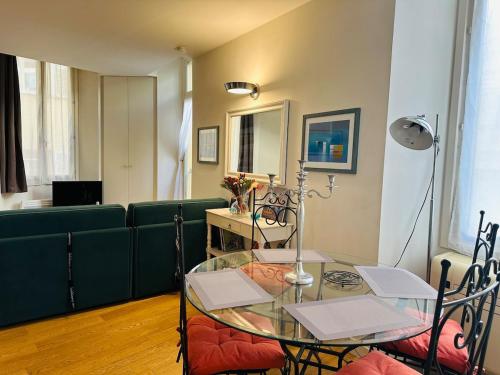 un salon avec une table en verre et un canapé dans l'établissement New ! Charmant spacieux 2p Vieux-Nice calme, à Nice