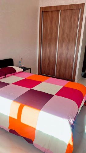Cama o camas de una habitación en Bel appartement à louer sur bouznika de 117 m2