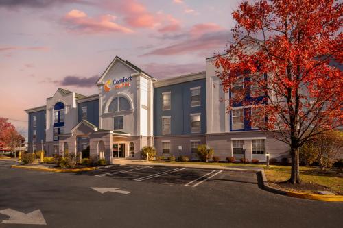 a rendering of the front of a hotel at Comfort Suites East Brunswick - South River in East Brunswick