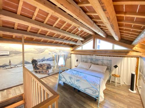 a bedroom in a tiny house with a bed at Casetta dipinta Fattoria dei fiori in Oregne