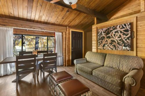 Un lugar para sentarse en Kohl's Ranch Lodge
