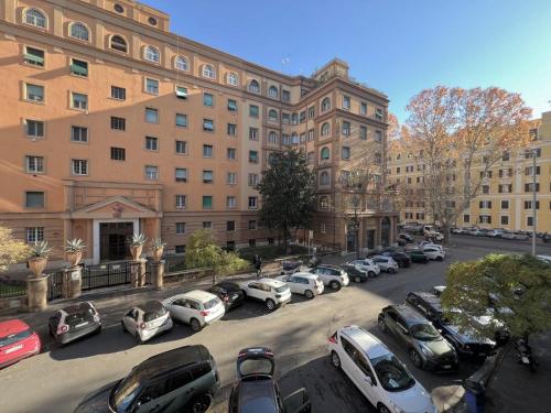 een groep auto's geparkeerd voor een gebouw bij Domus Dolce Vita - Apartment in Rome