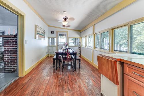 Φωτογραφία από το άλμπουμ του Torch Lake Getaway with Private Beach and Boat Dock! σε Alden