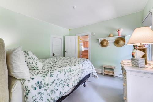 Ένα ή περισσότερα κρεβάτια σε δωμάτιο στο Torch Lake Getaway with Private Beach and Boat Dock!