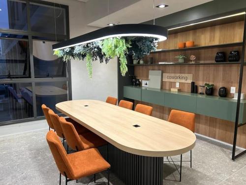 uma mesa de madeira e cadeiras num quarto em Studio 500m from Allianz Parque em São Paulo