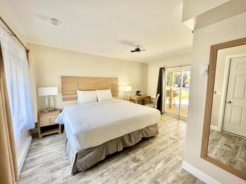 una camera da letto con un grande letto bianco e una finestra di Bruce Anchor Villa a Tobermory