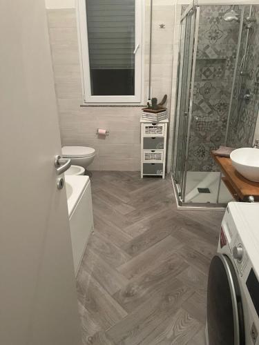 Bilik mandi di Appartamento con terrazza