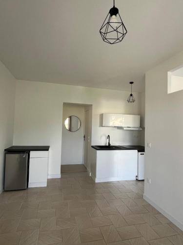 une cuisine vide avec évier et comptoir dans l'établissement T2 lumineux avec Terrasse proche du Tram, à Le Crès