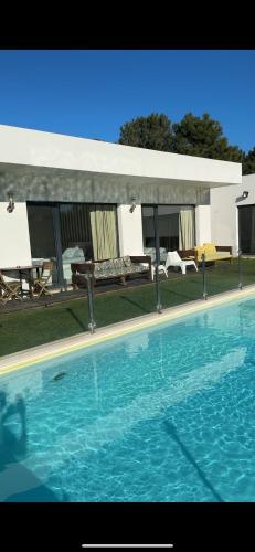 Kolam renang di atau dekat dengan Quinta Foz Arelho Piscina Aquecida