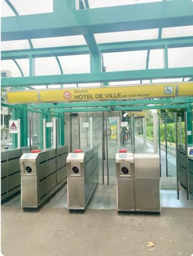 - un hall d'un bâtiment avec un panneau d'hôtel près du village dans l'établissement Art de recevoir - L'Écrin de Margnolles - Croix Rousse - Métro C-Cuire, à Caluire-et-Cuire