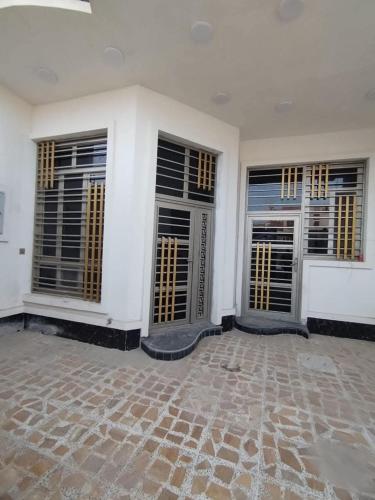 巴格达شقه عامرية的一间设有三扇窗户的房间,上面有百叶窗