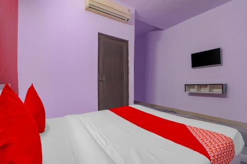 Postel nebo postele na pokoji v ubytování Hotel O Primrose Hotel's Near Noida Sector 76 Metro Station