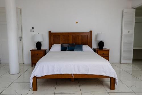 Ein Bett oder Betten in einem Zimmer der Unterkunft Sea and Summit Villa