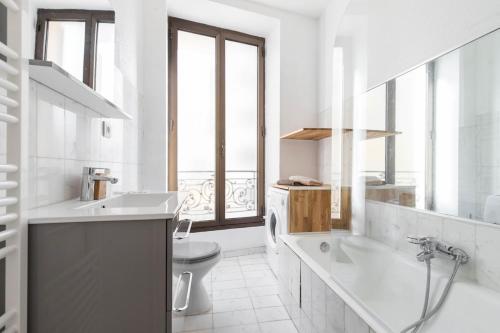 une salle de bain blanche avec un lavabo et des toilettes dans l'établissement Superbe studio Nice hyper centre immeuble standing, à Nice