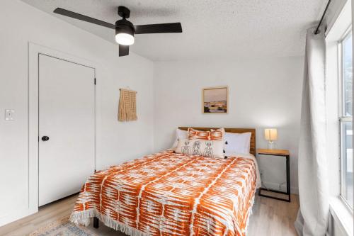 Postel nebo postele na pokoji v ubytování Starlight Horizon 3 Cabins with Hot Tub Pet-Friendly Texas Hill Country Group Retreat Near Canyon Lake Pool, Stargazing, Sleeps 20